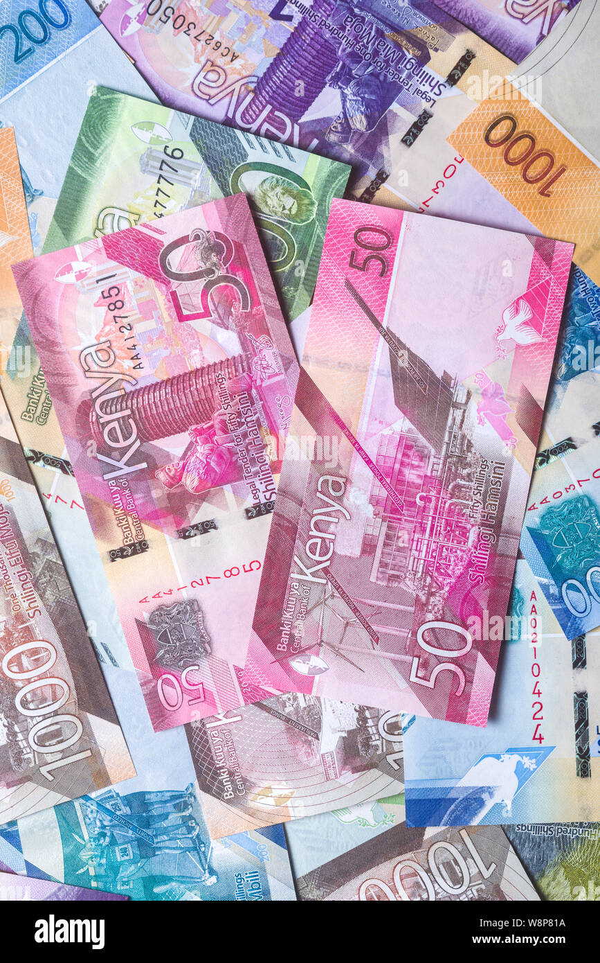 Nuovo 2019 keniota scellino 50 banconote al di sopra di altre banconote in varie denominazioni Foto Stock