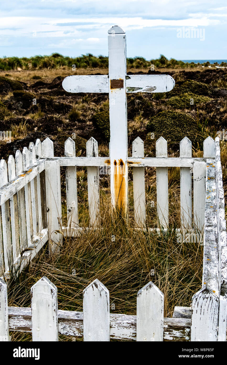 Picket Fence e croce alla tomba del francese Alexander Dugas che ha commesso suicidio in 1929, Sea Lion Island, in Isole Falkland, Sud Atlantico Foto Stock