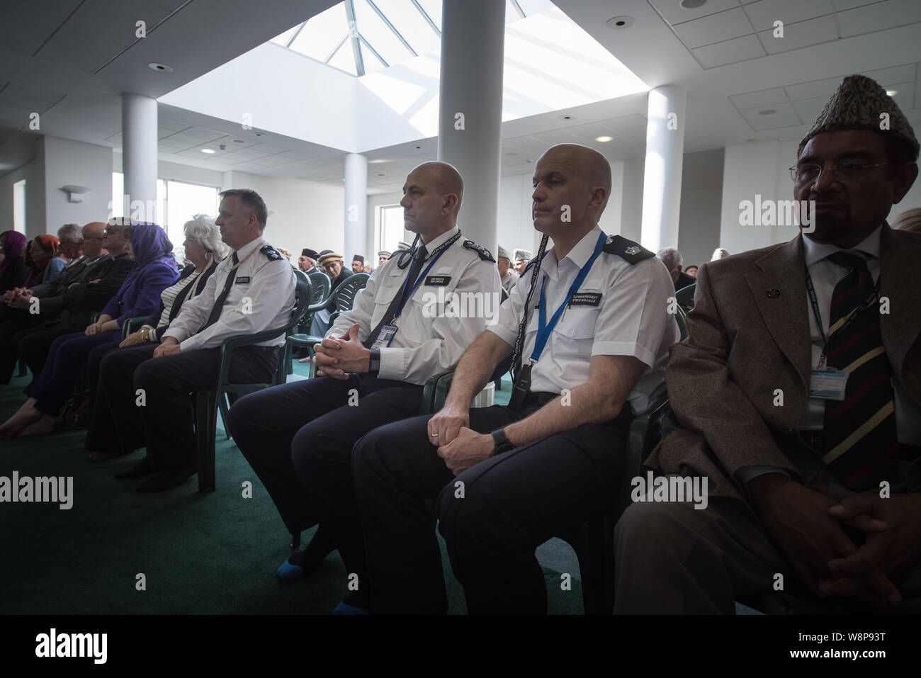 Baitul Futuh moschea, Morden, Londra, Regno Unito. 2° ottobre 2015. Morden's Baitul Futuh moschea, ha aperto le sue porte a migliaia di fedeli musulmani per venerdì Foto Stock