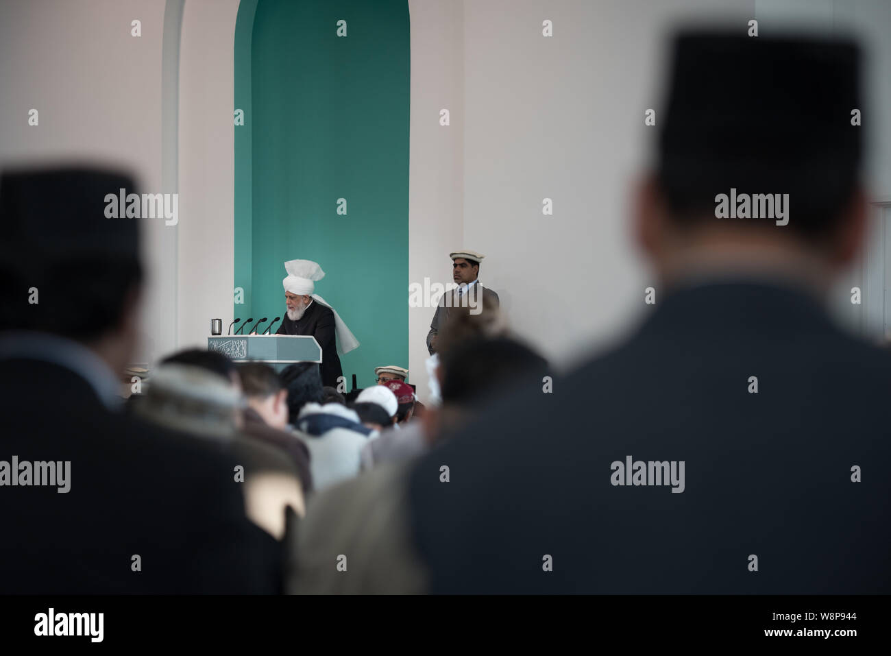 Baitul Futuh moschea, Morden, Londra, Regno Unito. 2° ottobre 2015. Morden's Baitul Futuh moschea, ha aperto le sue porte a migliaia di fedeli musulmani per venerdì Foto Stock