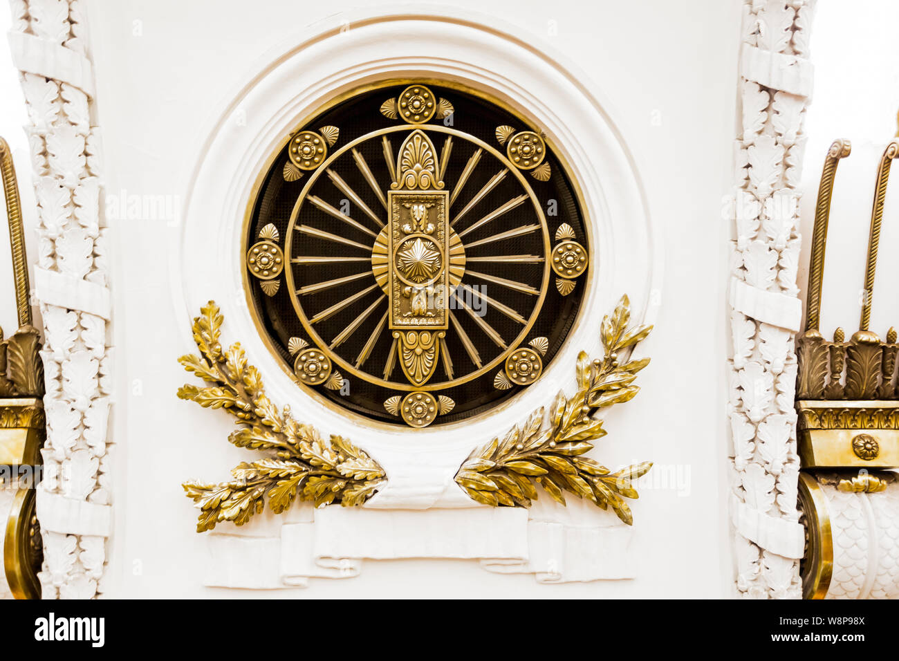 Nero e oro insegne di forma circolare nella parete di San Pietroburgo Metro, Russia il 23 Luglio 2019 Foto Stock