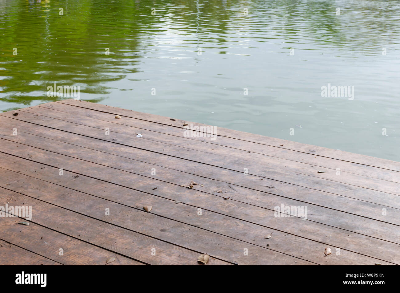 Lago con legno naturale di porto in un paesaggio dove il bagliore del cielo può essere visto nel verde acqua dando felicità o provenienti Foto Stock