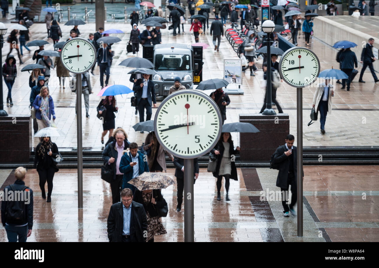 Canary Wharf, Londra, Regno Unito. 28 ottobre, 2015. Un esordio bagnato per i londinesi di oggi come per una notte heavy rain ha continuato tutta la mattina presto. Foto Foto Stock