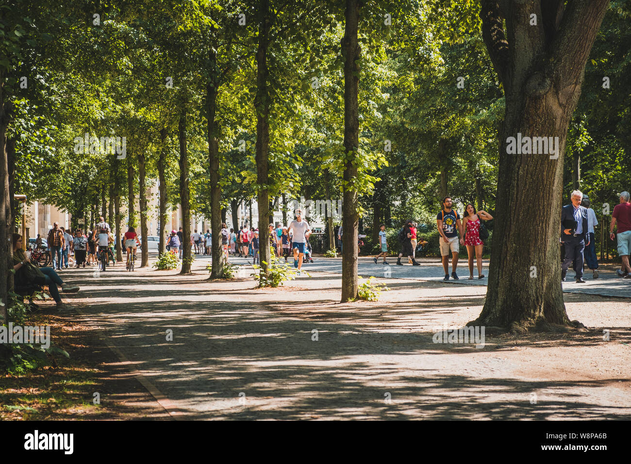 Berlino, Germania - Giugno, 2019: persone che camminano in parco pubblico sul soleggiato, giorno di estate a Berlino, Germania Foto Stock