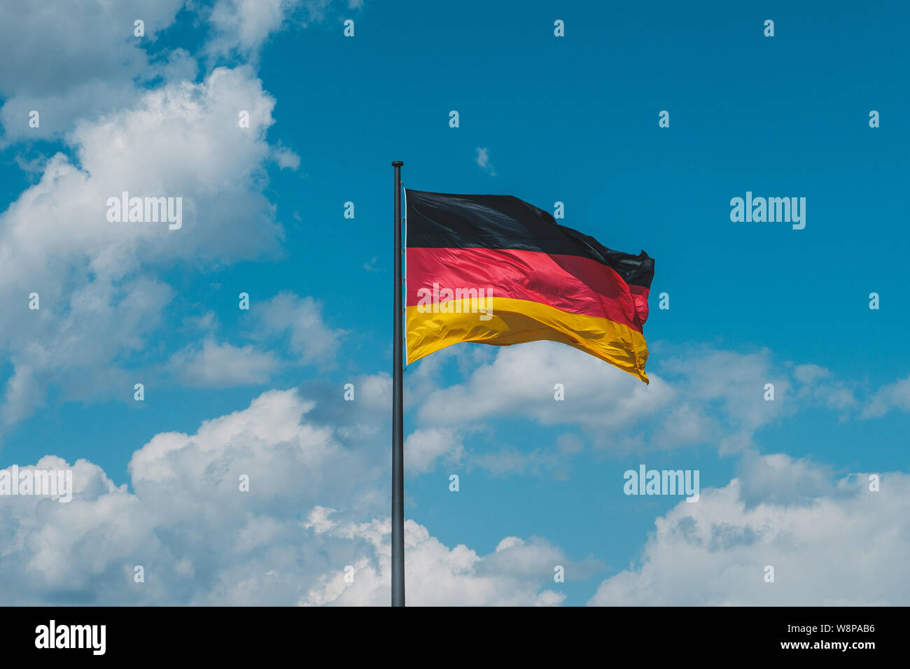 Bandiera della Germania, bandiera tedesca sul pennone Foto Stock