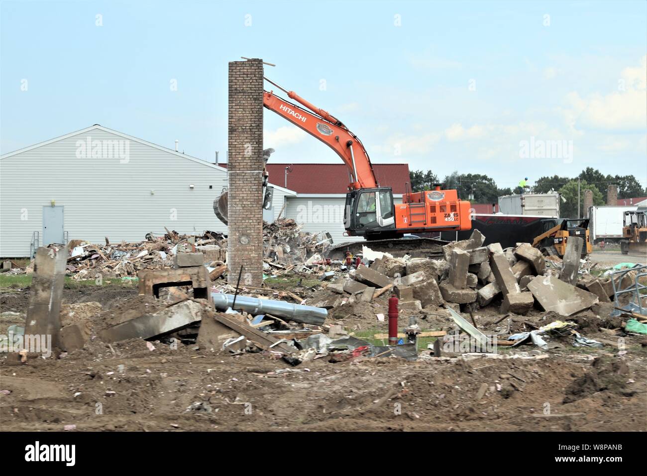 Appaltatori lavorano sulla demolizione di alcuni vecchi edifici sulla zona di cantonment Luglio 25, 2019, per fare spazio per la costruzione di un nuovo $24 milioni 400-letto, quattro-storia caserma a Fort McCoy, Wis. la demolizione è la prima parte del lavoro di preparazione del progetto che è parte del Fort McCoy Master Plan. Coordinamento per il progetto è completato dalla direzione di opere pubbliche a Fort McCoy. (U.S. Foto dell'esercito da Scott T. Sturkol, Ufficio per gli affari pubblici, Fort McCoy, Wis.) Foto Stock