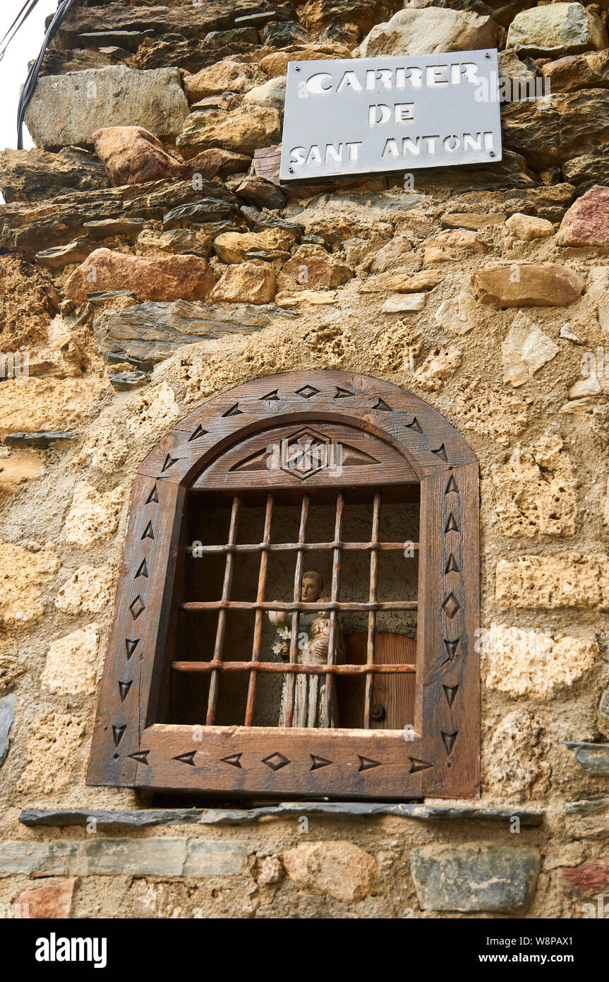 Sant Antoni figura in un tipico contenitore in un muro di pietra di Carrer Sant Antoni street (Bohí valley, Alta Ribagorza, Lleida, Pirenei, Cataluña,Spagna) Foto Stock