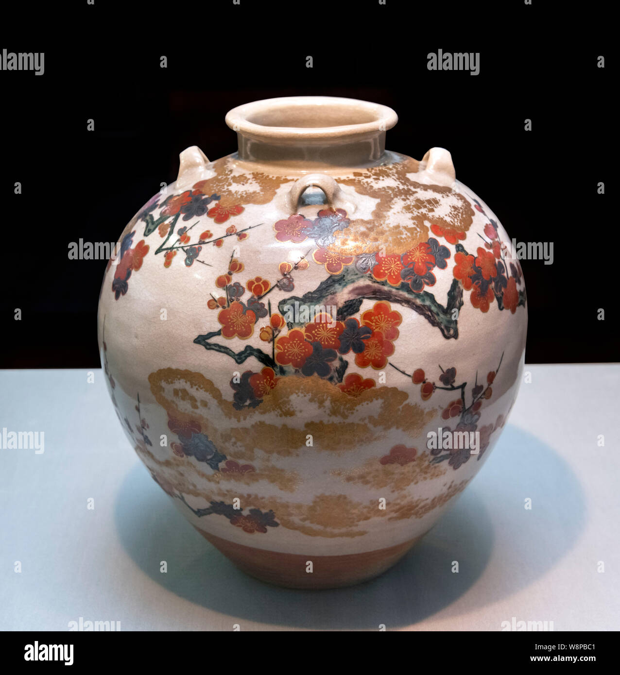 Ninsei le foglie di tè Jar con luna e prugna design in smalto overglaze, periodo Edo, del XVII secolo e il Museo Nazionale di Tokyo, Giappone Foto Stock