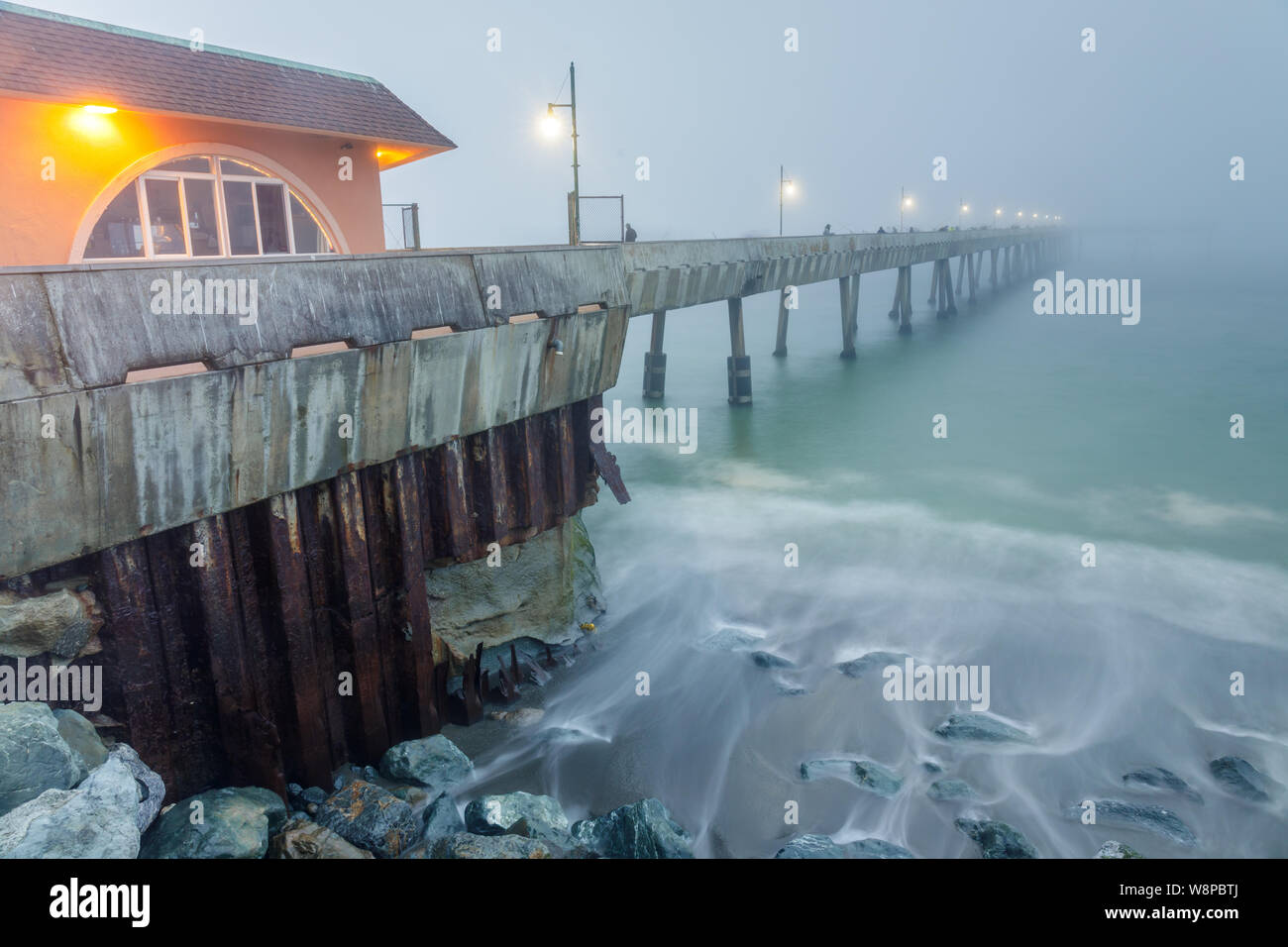 Pacifica molo municipale in caso di nebbia fitta e alta marea Foto Stock