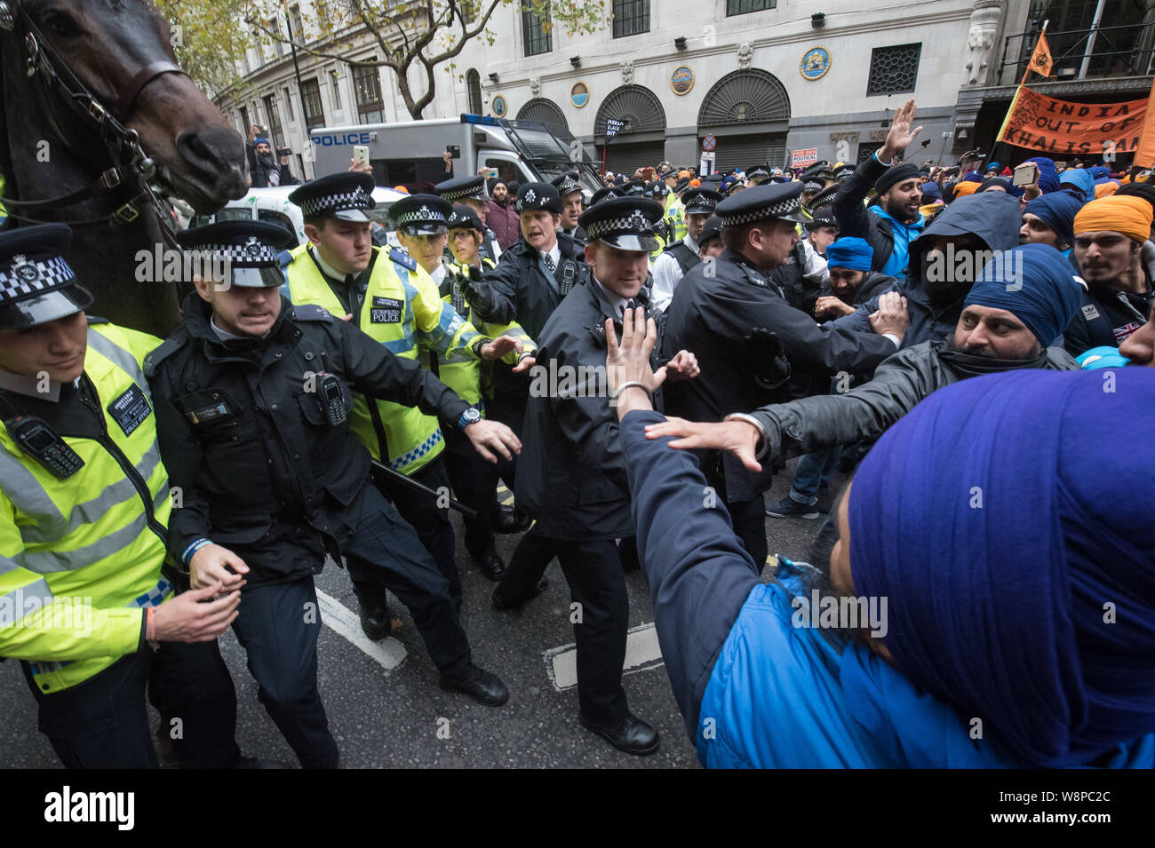 India alta Commissione, Aldwych, Londra, Regno Unito. 22 ottobre, 2015. Centinaia di British Sikh si sono scontrati con la polizia al di fuori dell'India elevata commissione cen Foto Stock