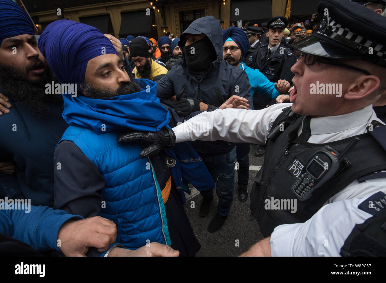 India alta Commissione, Aldwych, Londra, Regno Unito. 22 ottobre, 2015. Centinaia di British Sikh si sono scontrati con la polizia al di fuori dell'India elevata commissione cen Foto Stock