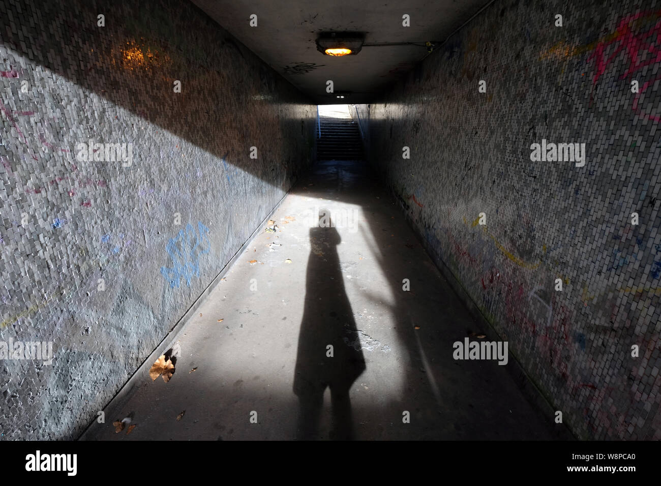 Le ombre e la luce del sole in un decadimento alla metropolitana in Bristol Foto Stock