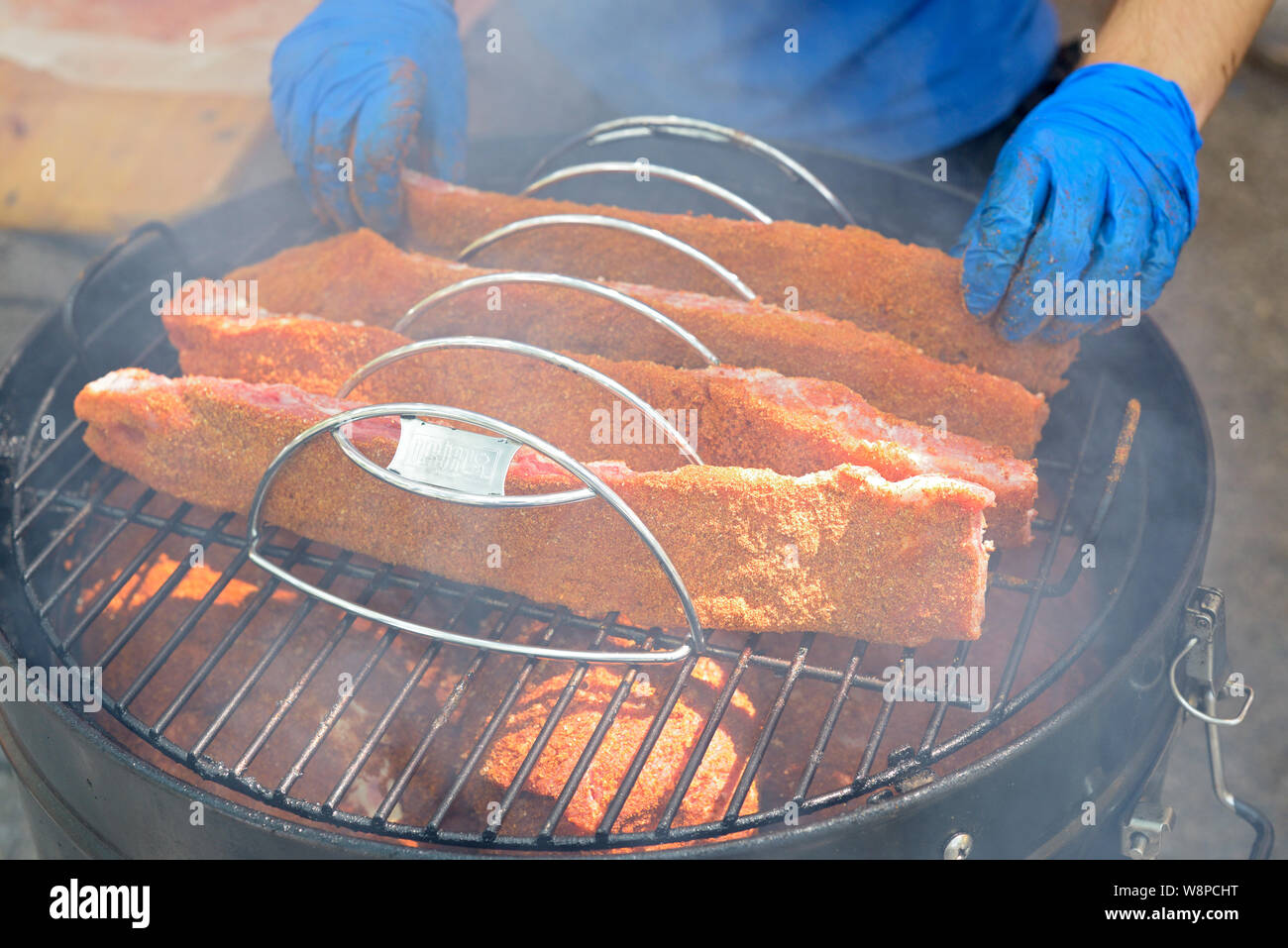 L'Italia, Lombardia, Crema, Food Street Festival, lenta affumicato cotto alla brace, costine di maiale Foto Stock