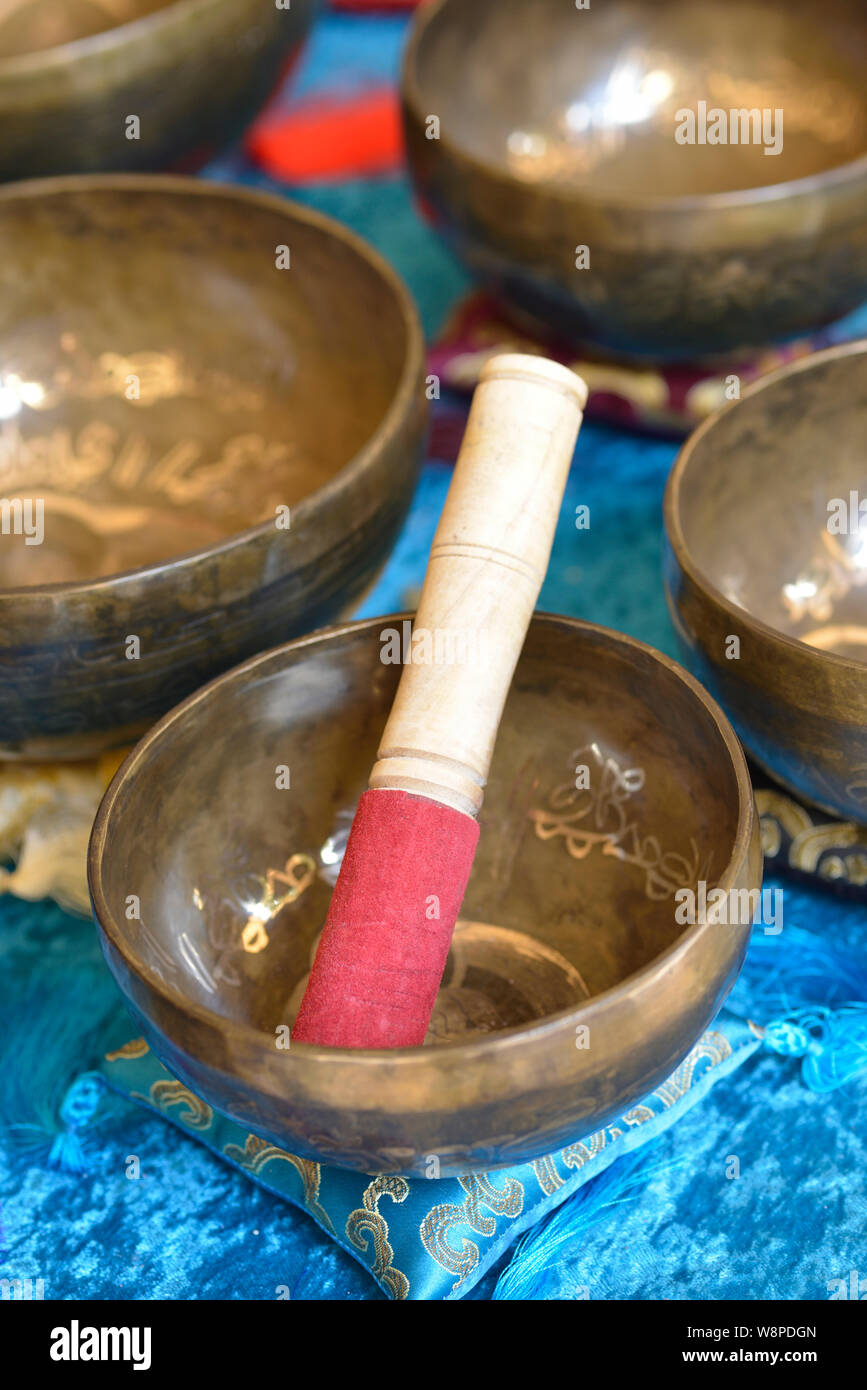 Le campane tibetane di varie dimensioni in un mercato Foto Stock