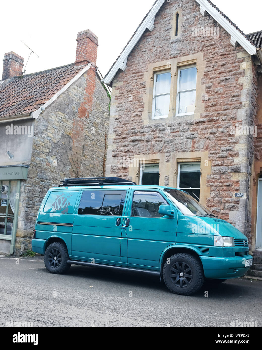 Agosto 2019 - Rinnovato VW Volkswagen T4 camper van conversione in verde giada Foto Stock