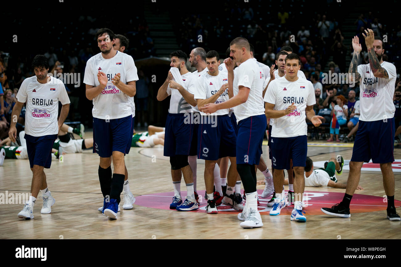 I giocatori della Serbia di applaudire i tifosi Foto Stock