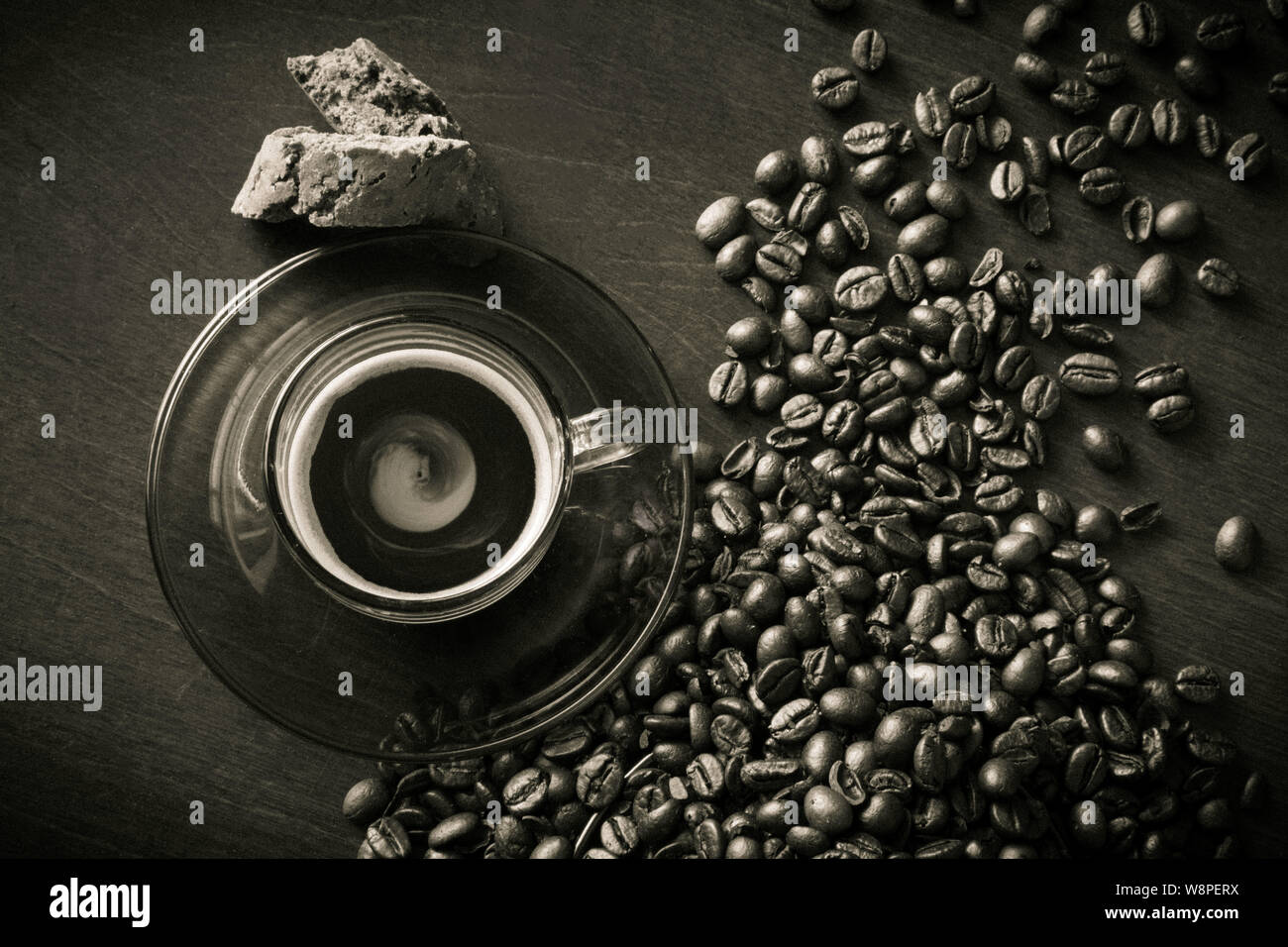 Tempo di caffè, tazza di caffè, i chicchi di caffè e biscotti flatlay tavolo still life Foto Stock