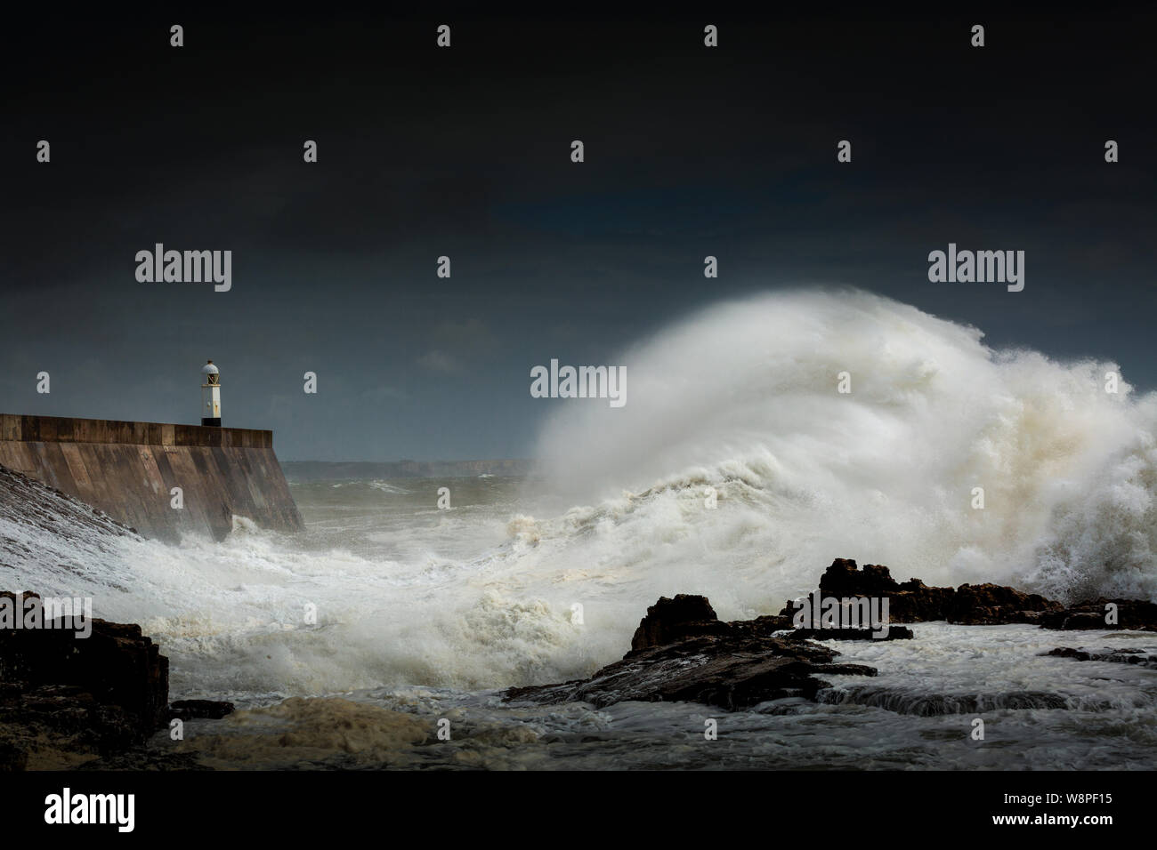 Mare tempestoso a Porthcawl Foto Stock