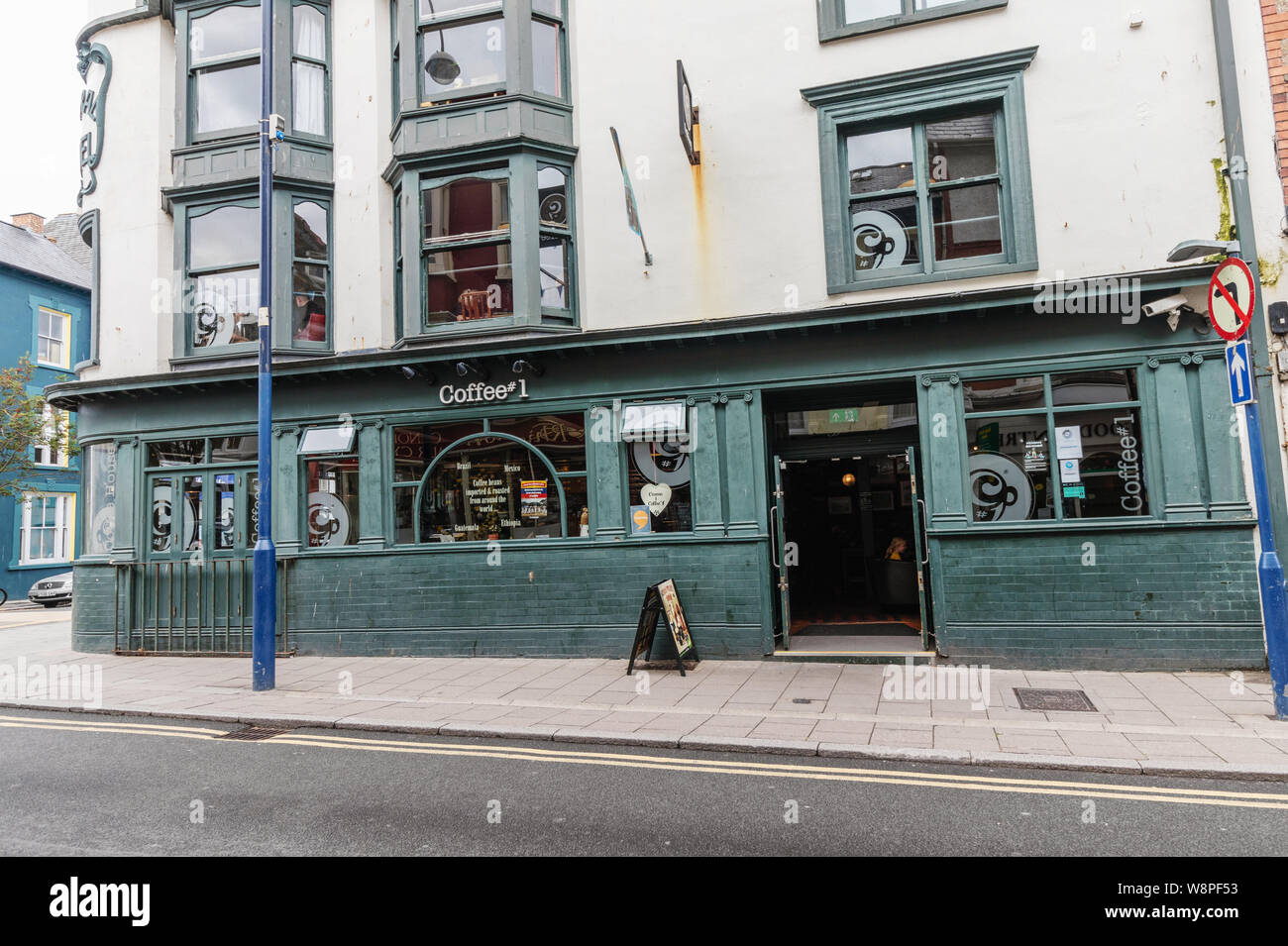 Aberystwyth, Galles / UK - 20 Luglio 2019 - Caffè numero uno è una catena locale che serve caffè gourmet e spuntini nel vecchio Hotel Centrale Foto Stock