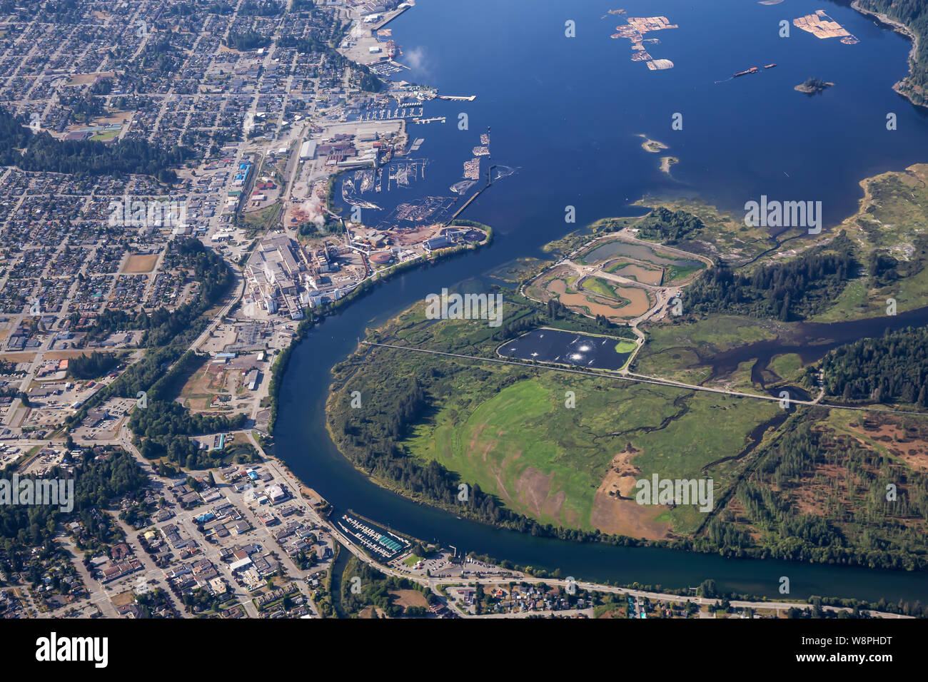 Vista aerea di una piccola città industriale, Port Alberni, sull'Isola di Vancouver durante una soleggiata mattina d'estate. Situato in British Columbia, Canada. Foto Stock