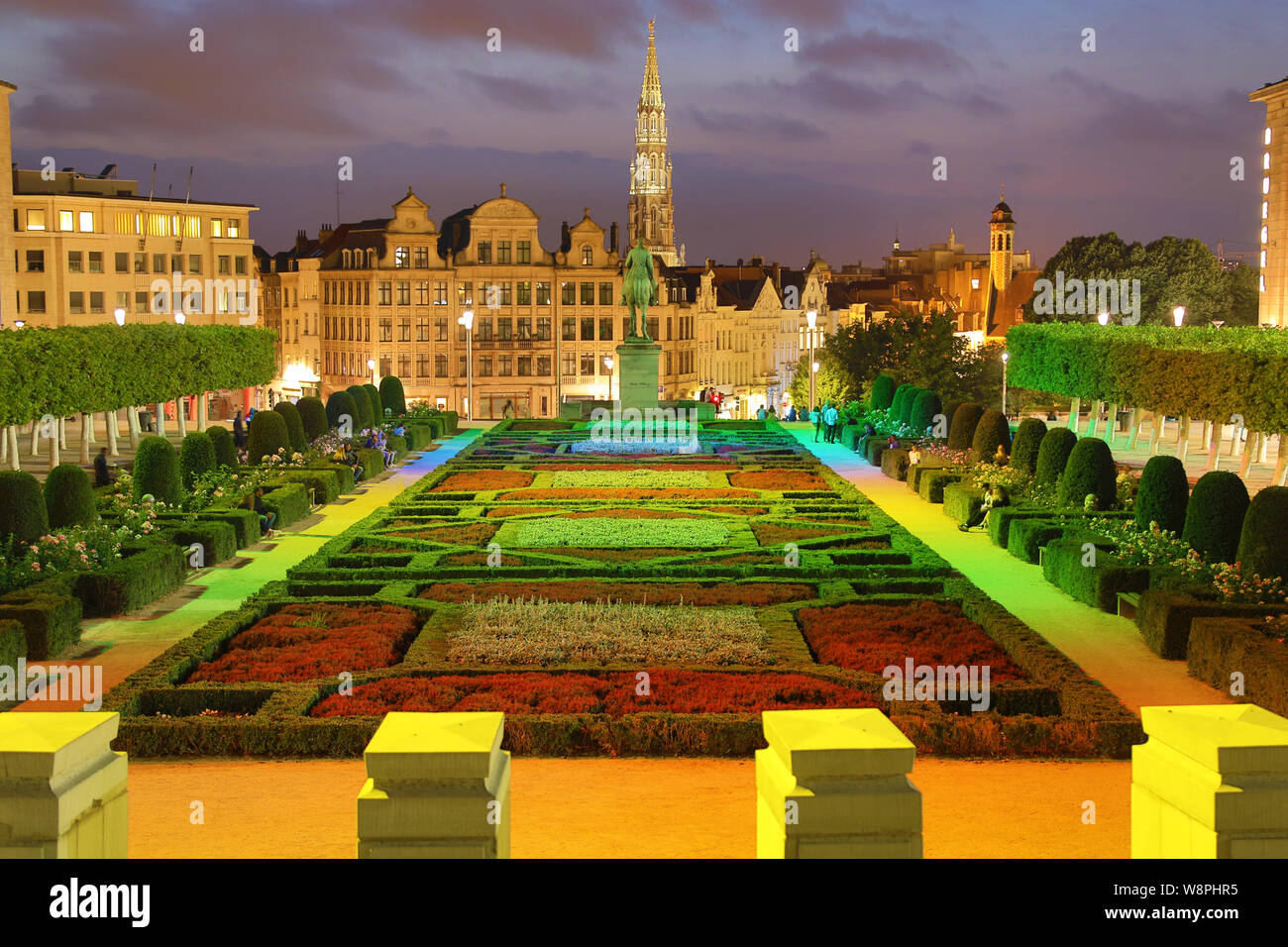 Mont des Arts Gardens e la Torre del Municipio di notte, Bruxelles, Belgio Foto Stock