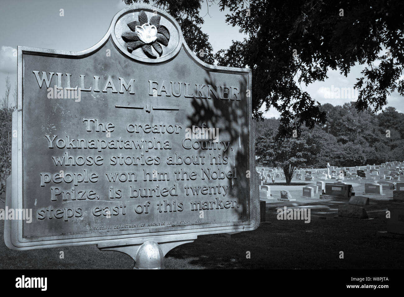 Un marcatore storico osservando il vicino luogo di sepoltura del premio Nobel per la pace, William Faulkner, nella sua città natale di Oxford, MS, in tono di selenio Foto Stock