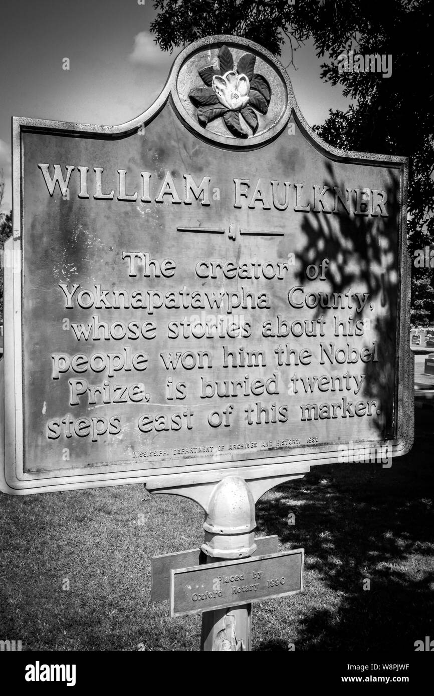 Un marcatore storico osservando il vicino luogo di sepoltura del premio Nobel per la pace, William Faulkner, nella sua città natale di Oxford, MS, in bianco e nero Foto Stock
