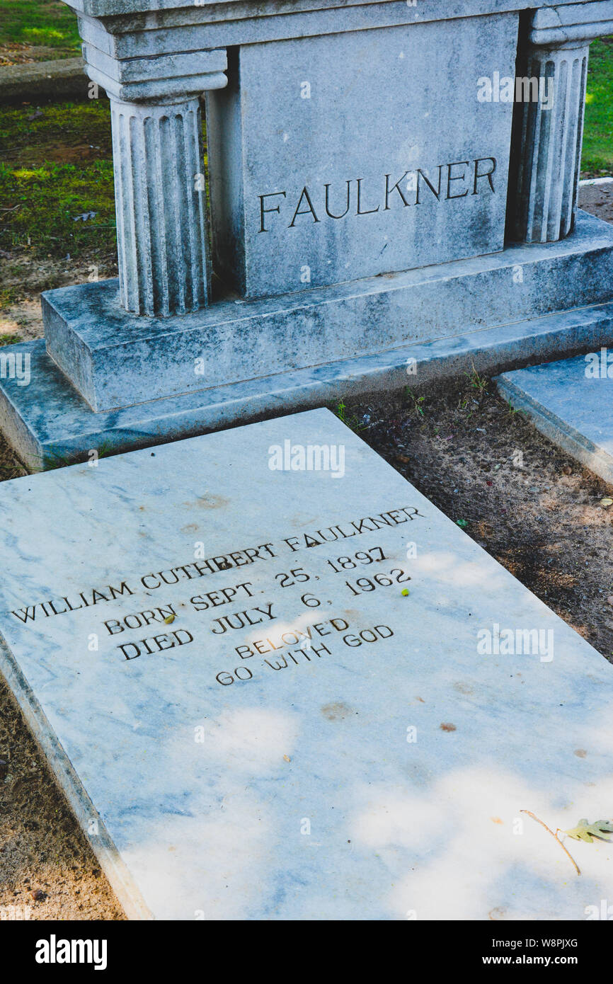 Il recinto del Premio Pulitzer autore vincitore William Faulkner ressting sotto una lastra di marmo inciso in Oxford, MS, STATI UNITI D'AMERICA Foto Stock