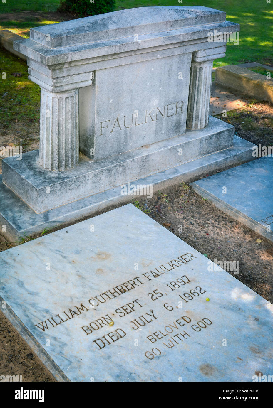 Il recinto del Premio Pulitzer autore vincitore William Faulkner, riposo sotto una lastra di marmo inciso al fianco di sua moglie, a Oxford, MS, STATI UNITI D'AMERICA Foto Stock