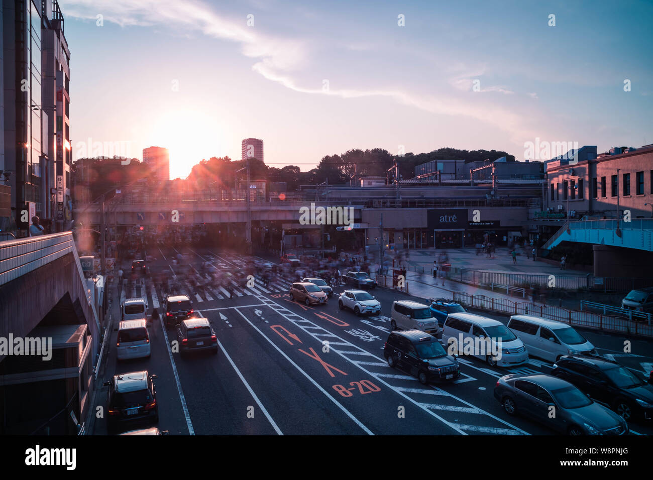 Vista della stazione di Ueno incrocio prima del tramonto. Motion Blur. Orientamento orizzontale. Foto Stock