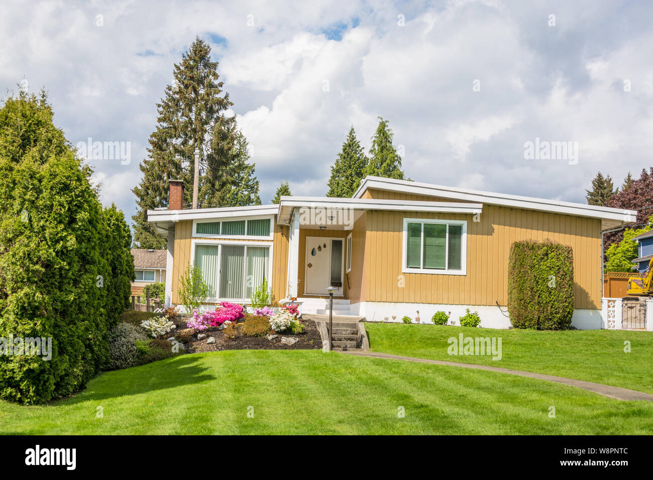 Ingresso della bellissima casa familiare con strisce verde prato davanti Foto Stock