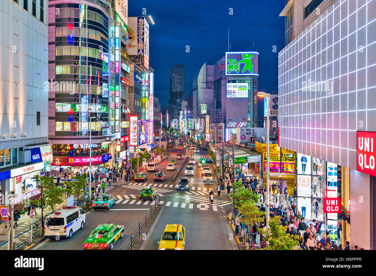 Shinjuku di Tokyo di notte le luci in Giappone Foto Stock