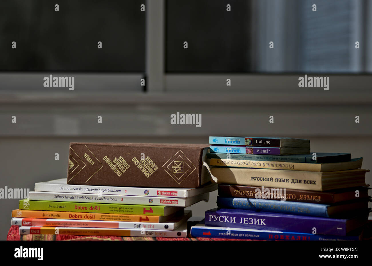 La lingua dei libri di testo e dizionari: Croato, tedesco, russo e italiano Foto Stock