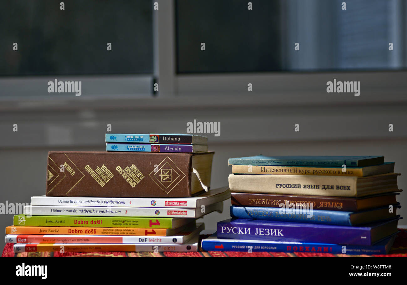 La lingua dei libri di testo e dizionari: Croato, tedesco, russo e italiano Foto Stock