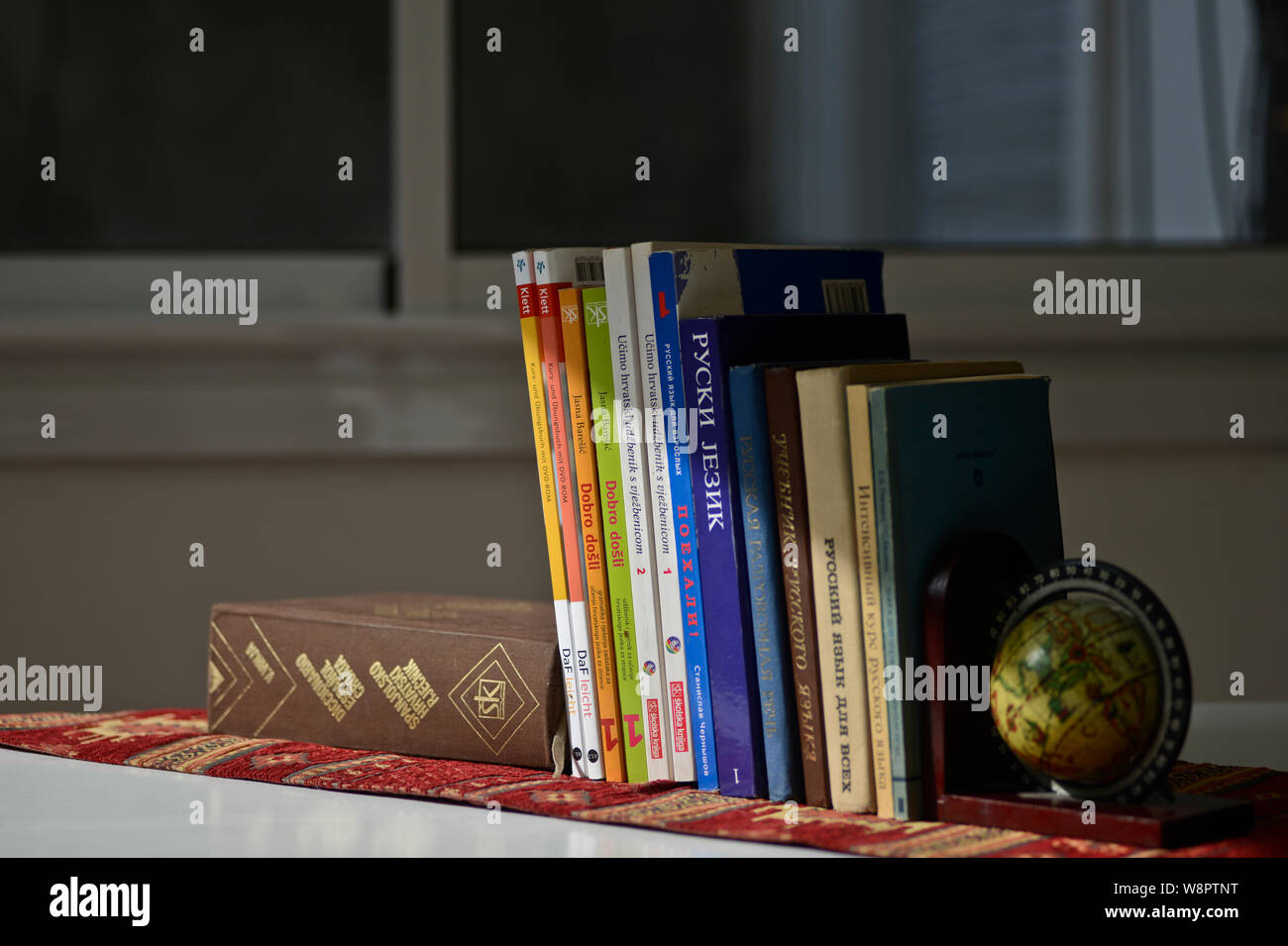 La lingua dei libri di testo e dizionari: Croato, tedesco, russo e italiano Foto Stock