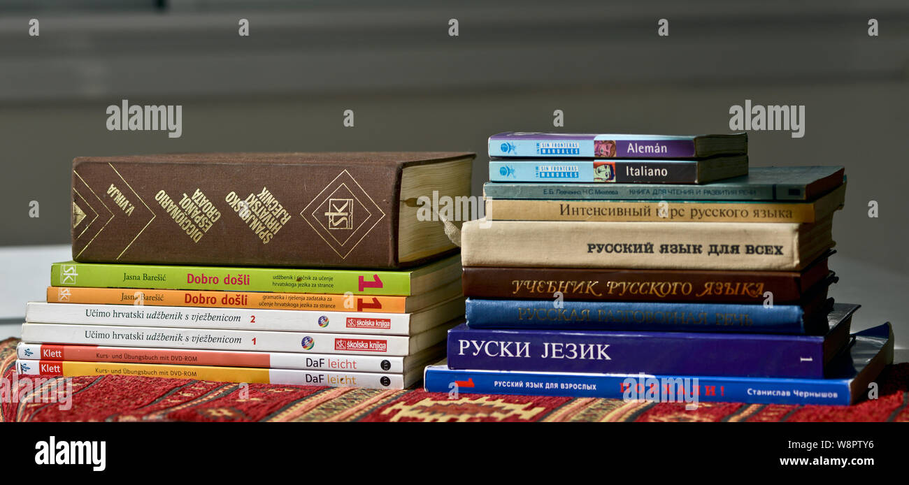 La lingua dei libri di testo e dizionari: Croato, tedesco, russo e italiano Foto Stock