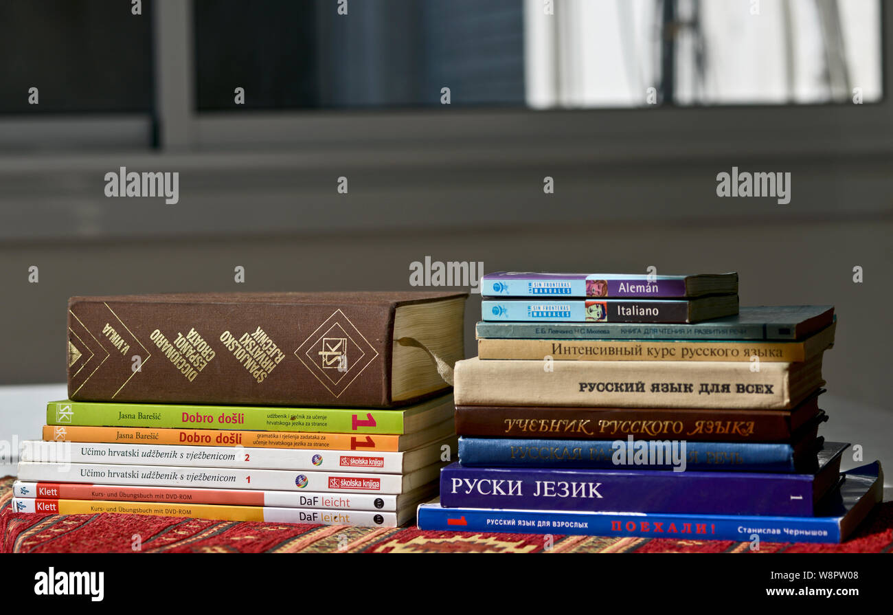 La lingua dei libri di testo e dizionari: Croato, tedesco, russo e italiano Foto Stock