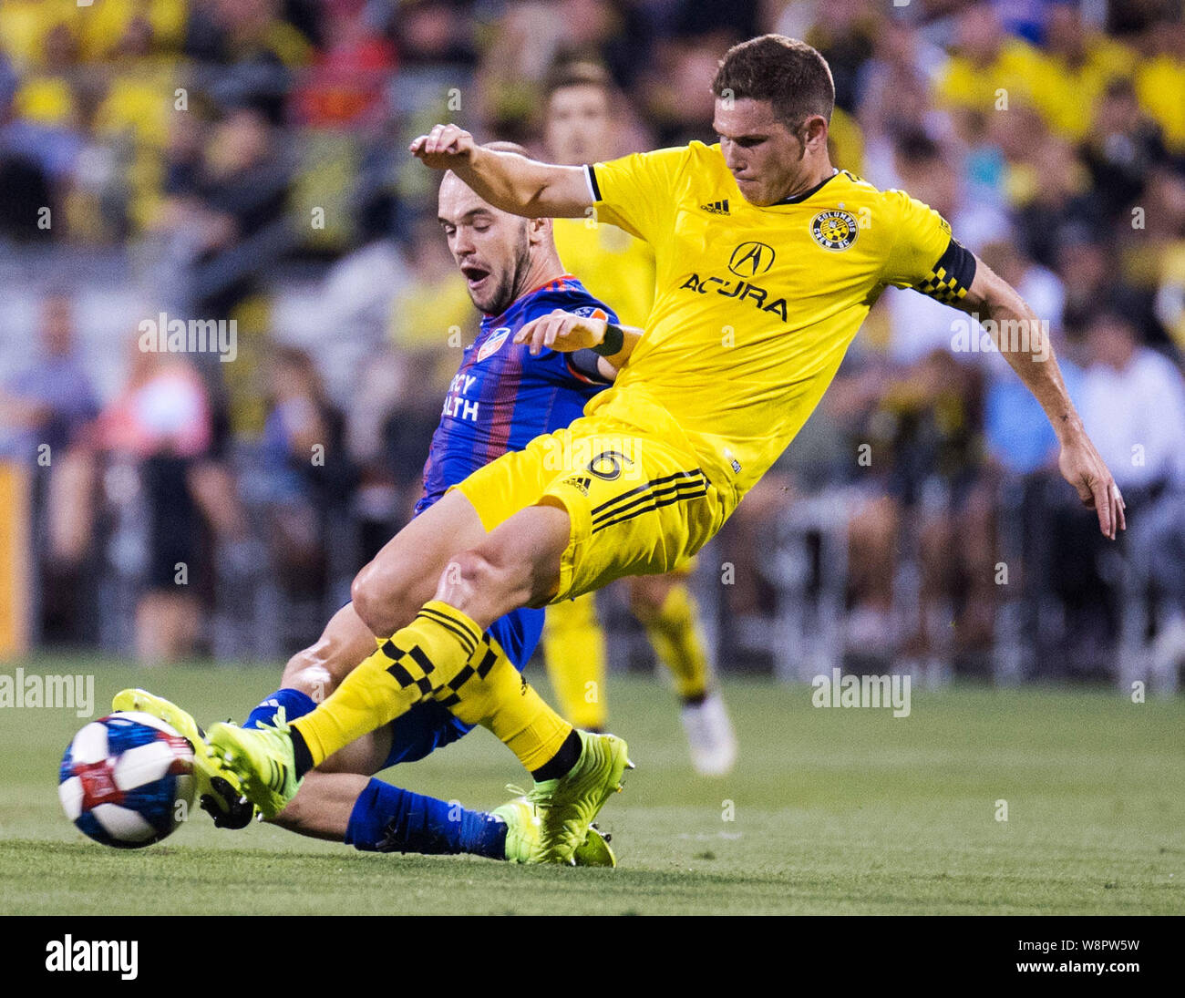 Columbus, Ohio, Stati Uniti. 10th agosto, 2019. Il centrocampista Wil Trapp (6) di Columbus Crew SC calcia la palla contro il difensore del FC Cincinnati Andrew Gutman (96) nel loro gioco a Columbus, Ohio, USA. Brent Clark/Alamy Live News Foto Stock