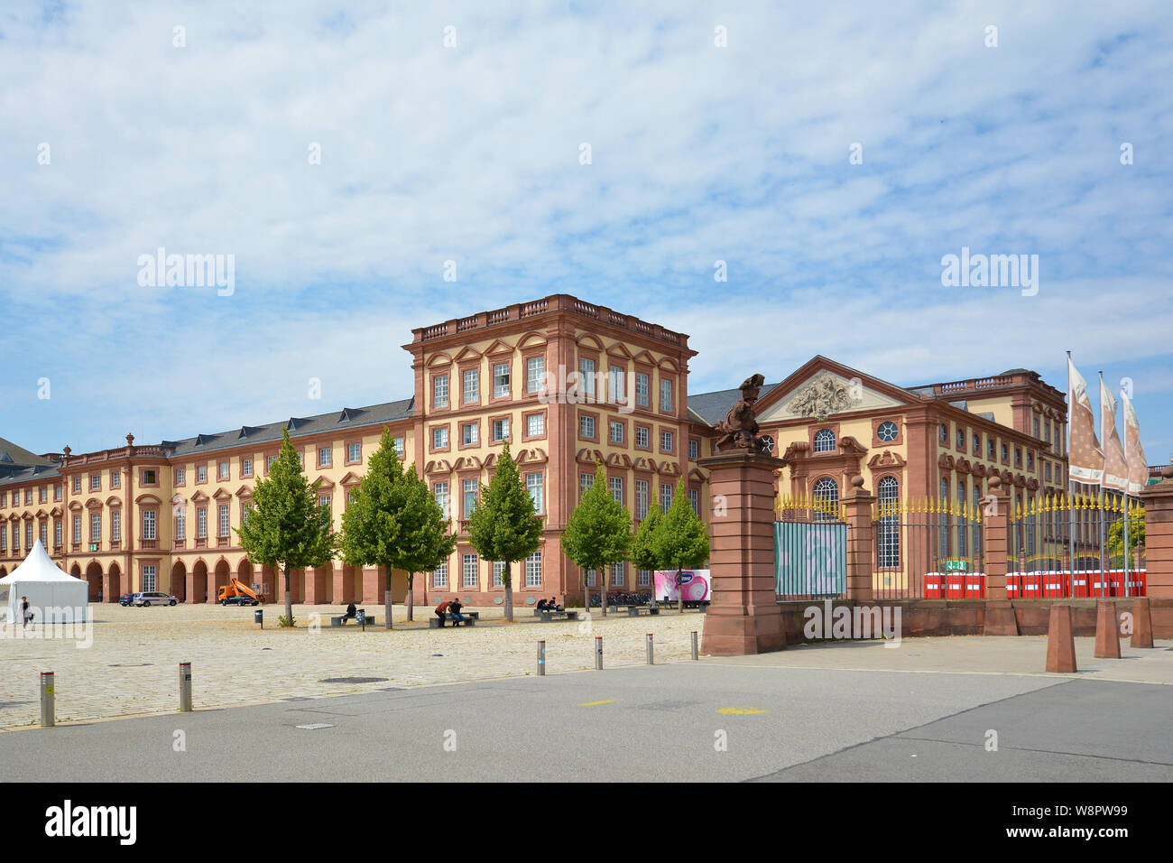 Mannheim, Germania - Luglio 2019: vista anteriore con i cancelli di Mannheim palazzo barocco sul giorno di estate Foto Stock