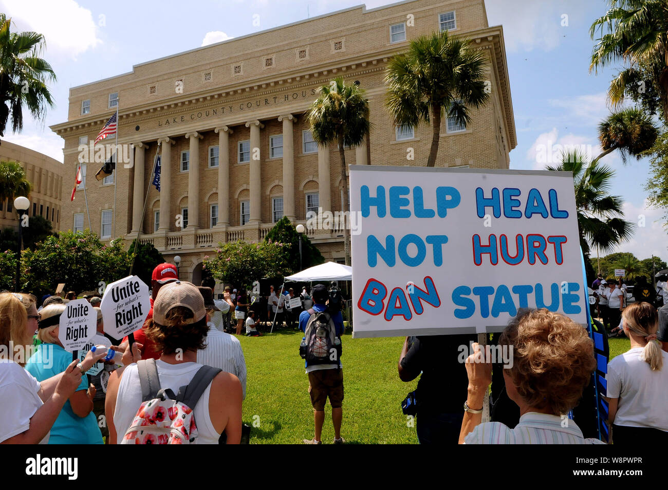 Tavares, Stati Uniti. 10 Ago, 2019. Agosto 10, 2019 - Tavares, Florida, Stati Uniti - persone protestano in un unite per che cosa è di destra marzo contro il posizionamento di un confederato statua del gen. Edmund Kirby Smith in Lake County Historical Museum. I dirigenti locali hanno votato 3-2 per ospitare la statua del generale confederato che è stata nella statuaria nazionale Hall presso l'U.S. Capitol e viene sostituito il prossimo anno con uno di African American educatore e diritti civili avvocato Mary McLeod Bethune. Credito: Paul Hennessy/Alamy Live News Foto Stock