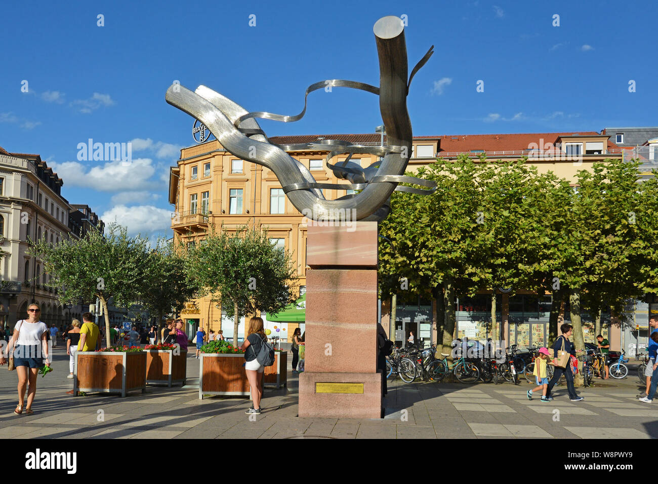 Fontana scultura a 'Bismarkplatz' square, dello scultore coppia Matschinsky-Denninghoff, chiamato "paghetti pilastro" Foto Stock