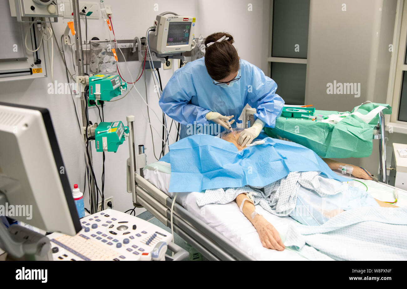 29 luglio 2019, il Land della Baviera, Norimberga: Rebecca Junker, un  internista in formazione specialistica presso la centrale di pronto  soccorso a Norimberga sud ospedale, luoghi di un catetere di un paziente