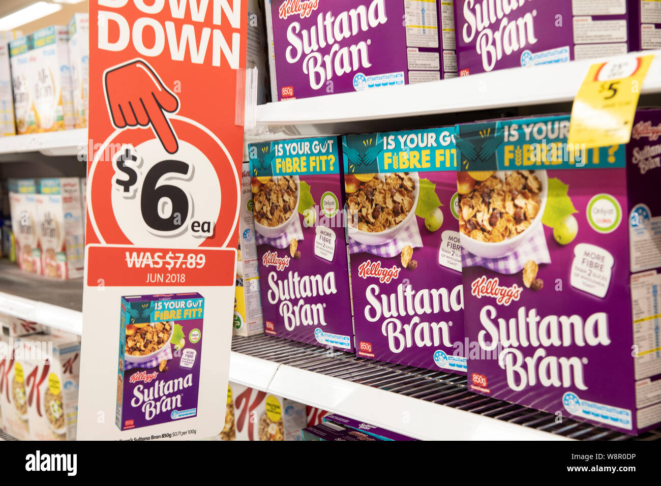 Kelloggs sultana crusca sugli scaffali del supermercato Coles a Sydney in Australia con coles mano rossa prezzi andando verso il basso Foto Stock