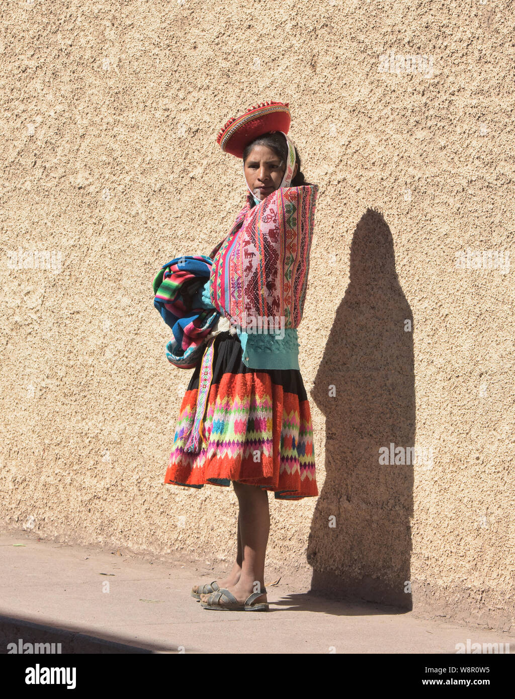 Tradizionale Quechua donna al mercato in Urubamba, Valle Sacra, Perù Foto Stock