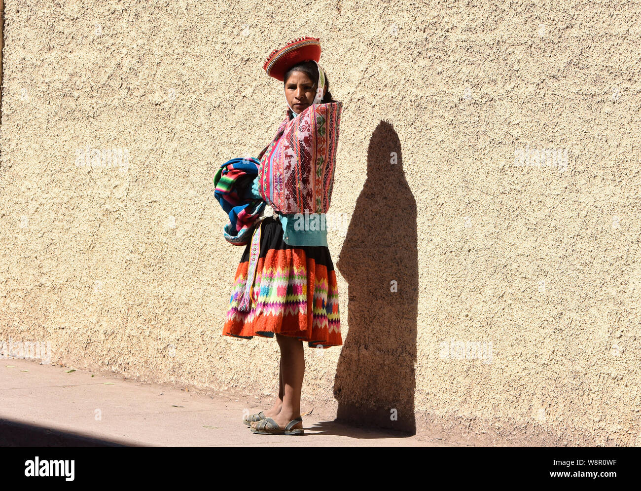 Tradizionale Quechua donna al mercato in Urubamba, Valle Sacra, Perù Foto Stock