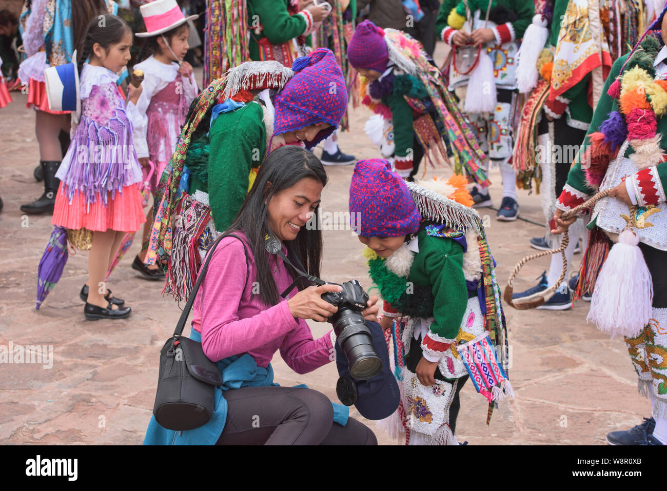 Fotografo e amici alla Virgen del Carmen Festival, Pisac, Perù Foto Stock