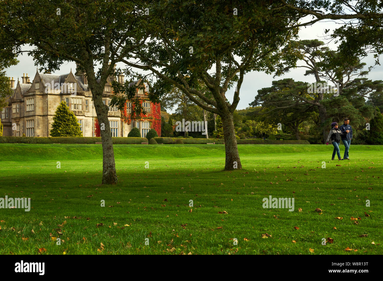 Residenza storica dell'Irlanda, Muckross House, edificio iconico in stile Tudor vittoriano e coppia nel Parco Nazionale di Killarney, Killarney, Contea di Kerry, Irlanda Foto Stock