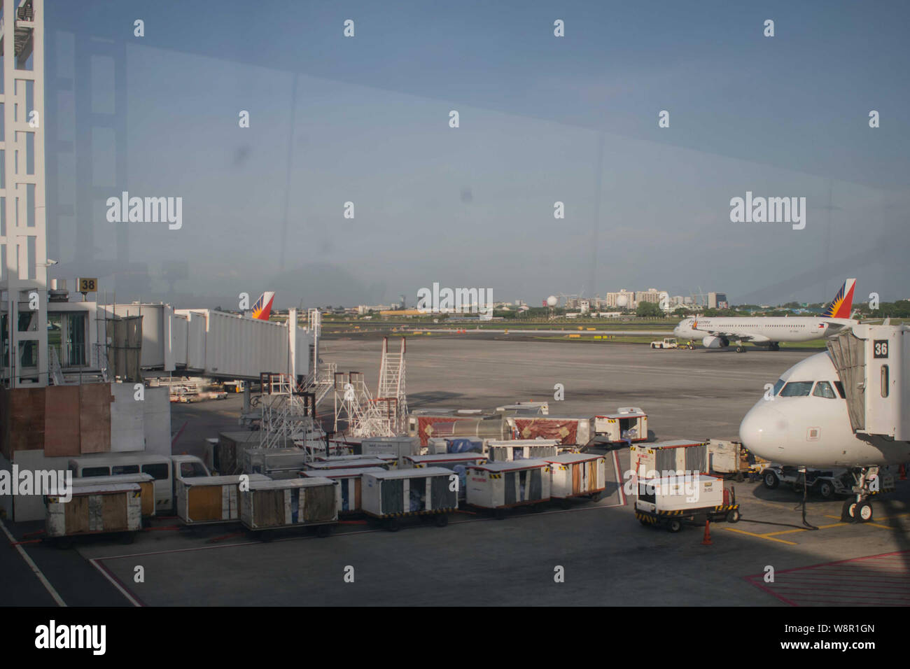 Maggio 18, 2019-Manila Filippine : NAIA airport con un camion e la compagnia aerea Philipine parcheggiato presso la pista. Foto Stock