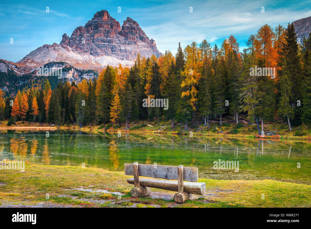 Meraviglioso paesaggio autunnale, ghiacciaio alpino lago e larici colorati, Lago Antorno con le fantastiche Tre Cime di Lavaredo picchi in background, Dolomiti, Foto Stock