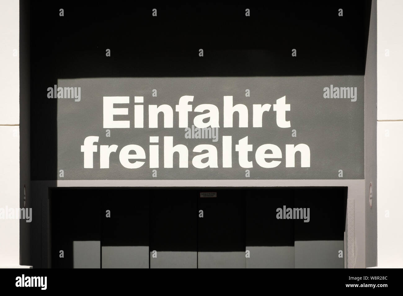 Einfahrt freihalten (tedesco per: mantenere la voce Cancella) Foto Stock